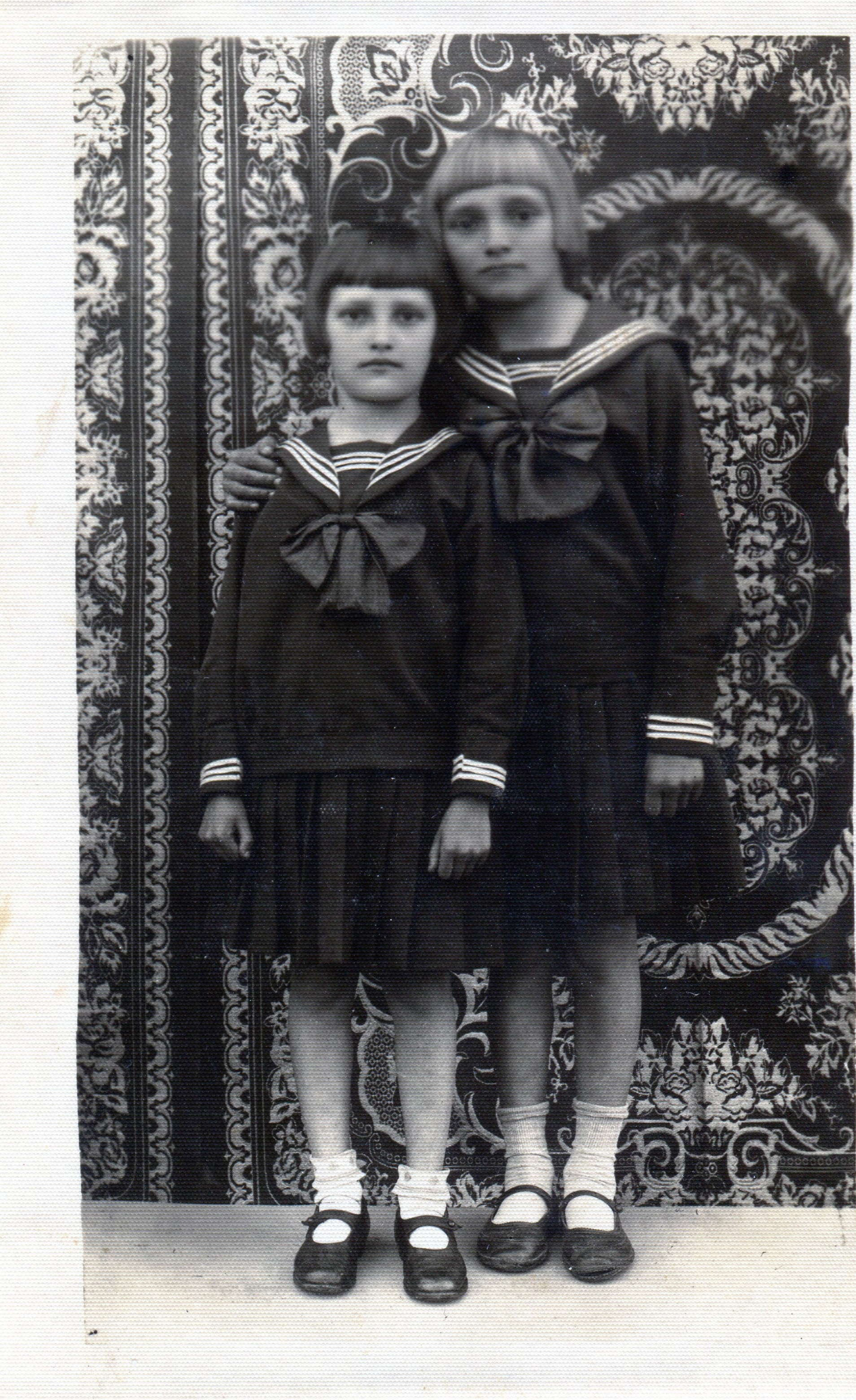 Sisters Olga and Věra Glajchova, 1935