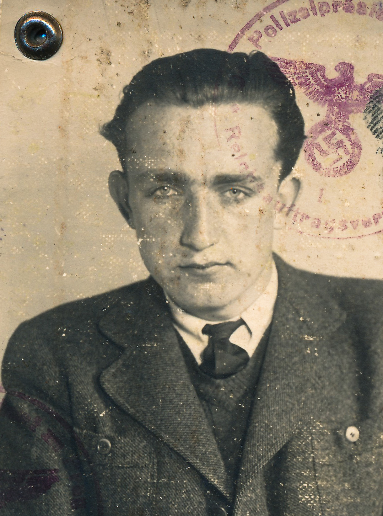 František Toulec na fotografii z tzv. Kennkarte, identifikačního průkazu za druhé světové války