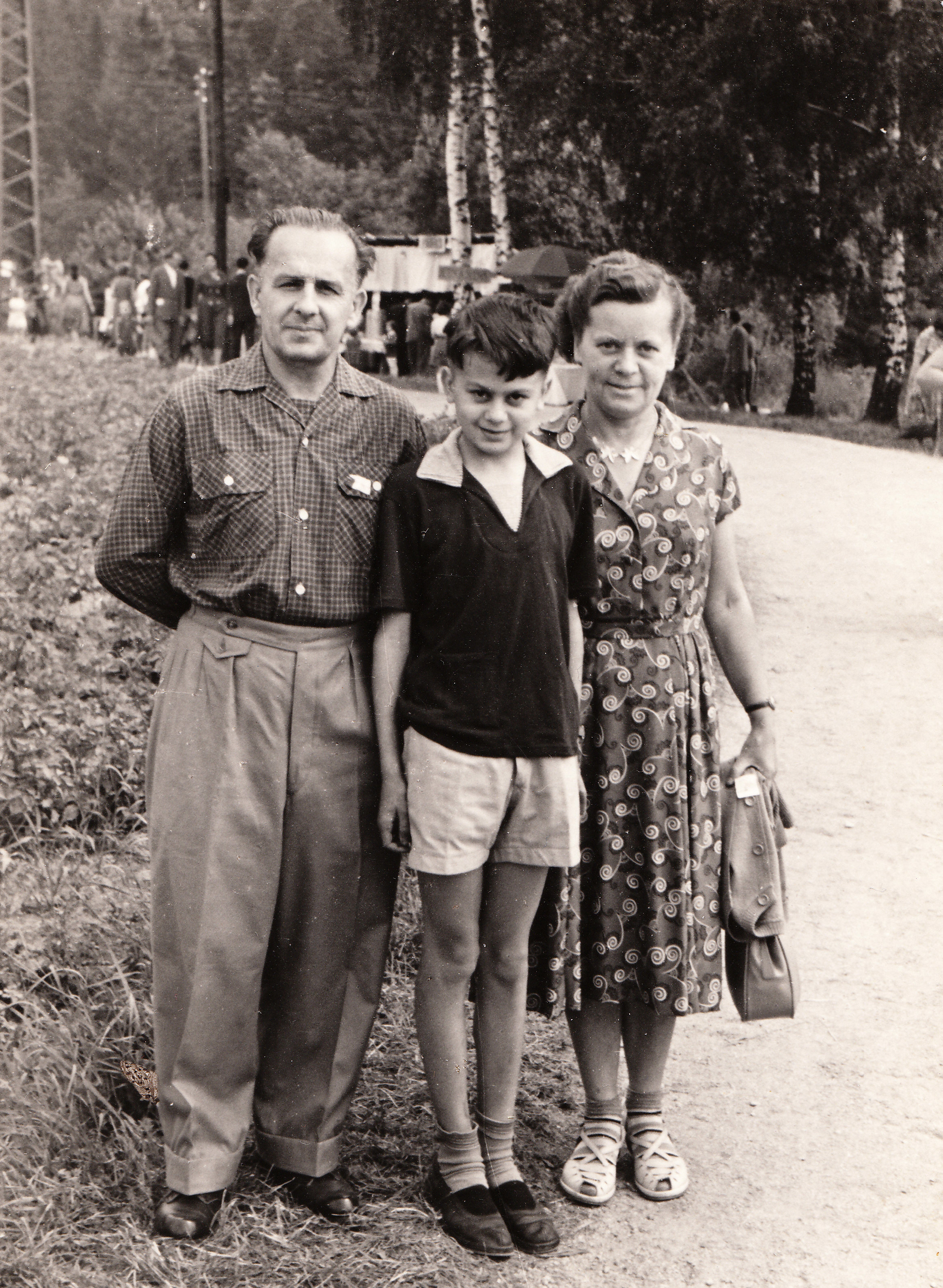 Otokar Simm se svými rodiči Maxem a Emilií na Mírové slavnosti u jablonecké přehrady v roce 1957