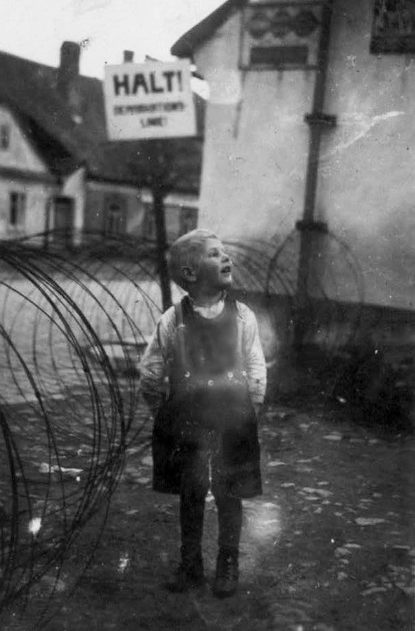 Malý Adolf Klein před první protektorátní hranicí v Poličce v roce 1938