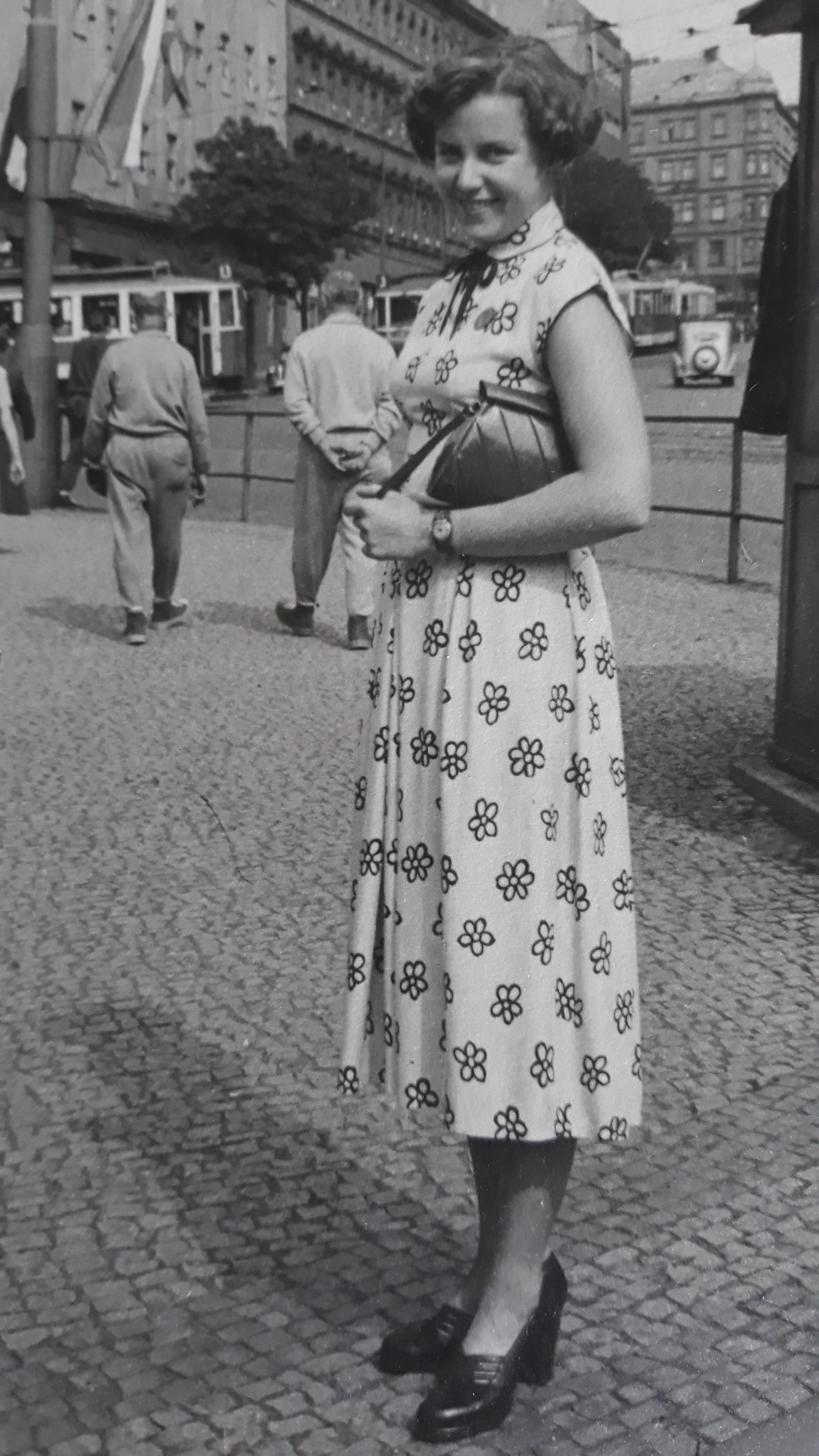 Alice Mayerová na výletě v Praze - v šatech, které si sama ušila. Rok 1955
