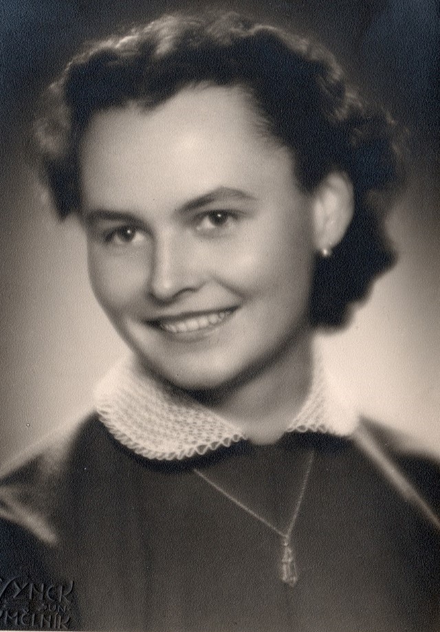 graduation photo of Slávka Chlumská (1954)