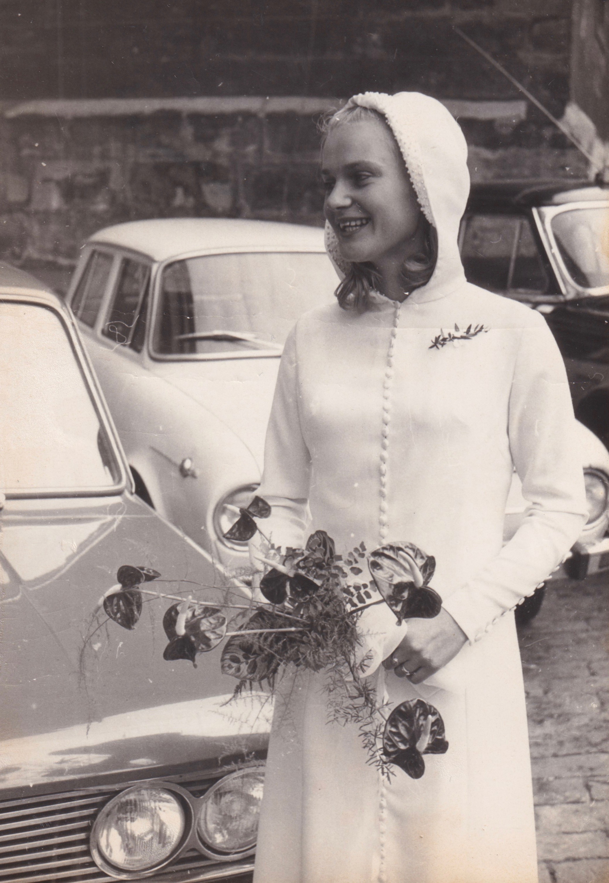 Ve svatebních šatech, 1972
