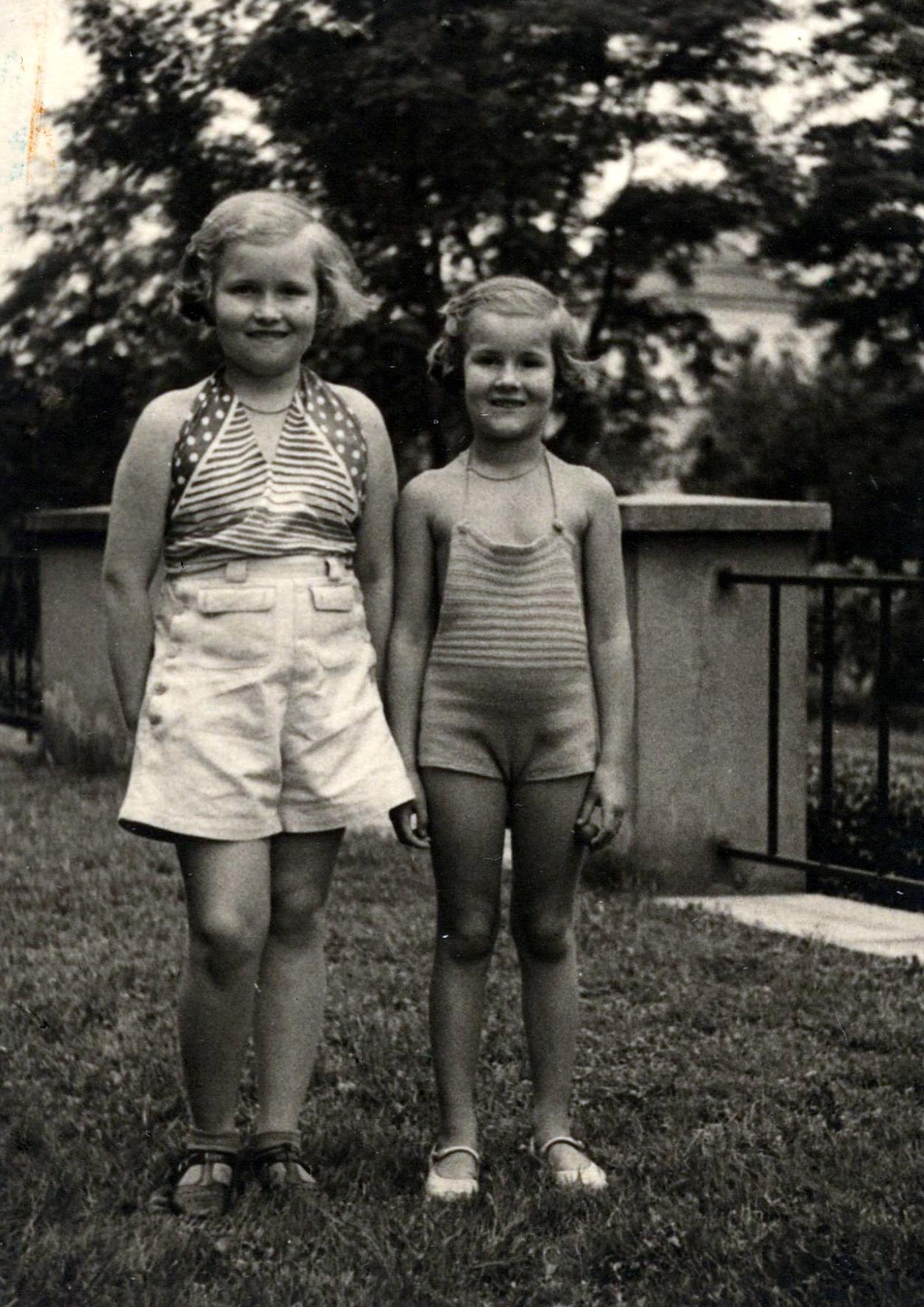Sestry Jana (vlevo) a Alexandra Šebelíkovy v roce 1935