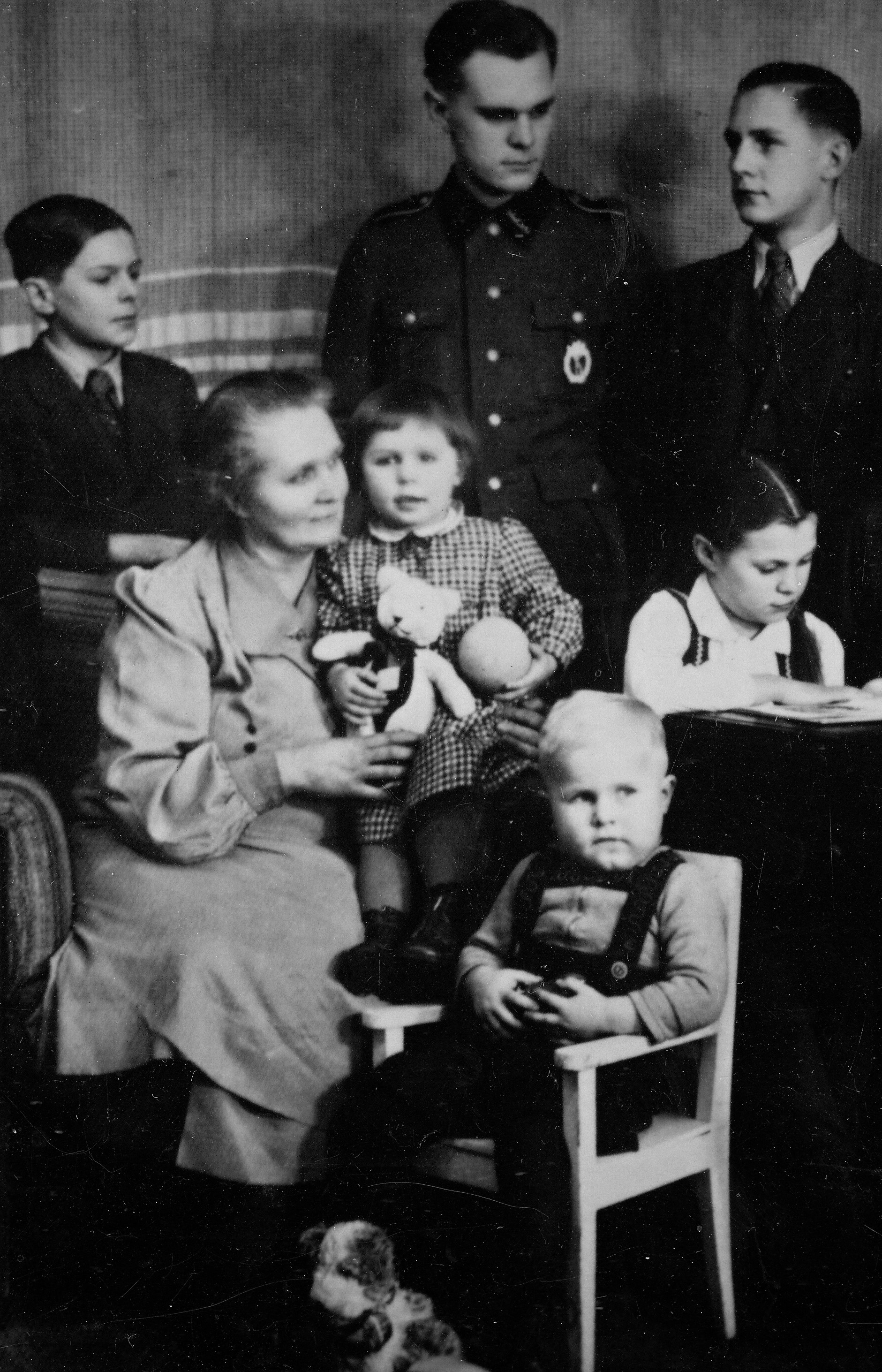 Jan Moudrý (sedí zcela vepředu na židličce) během 2. světové války s některými členy své rodiny
