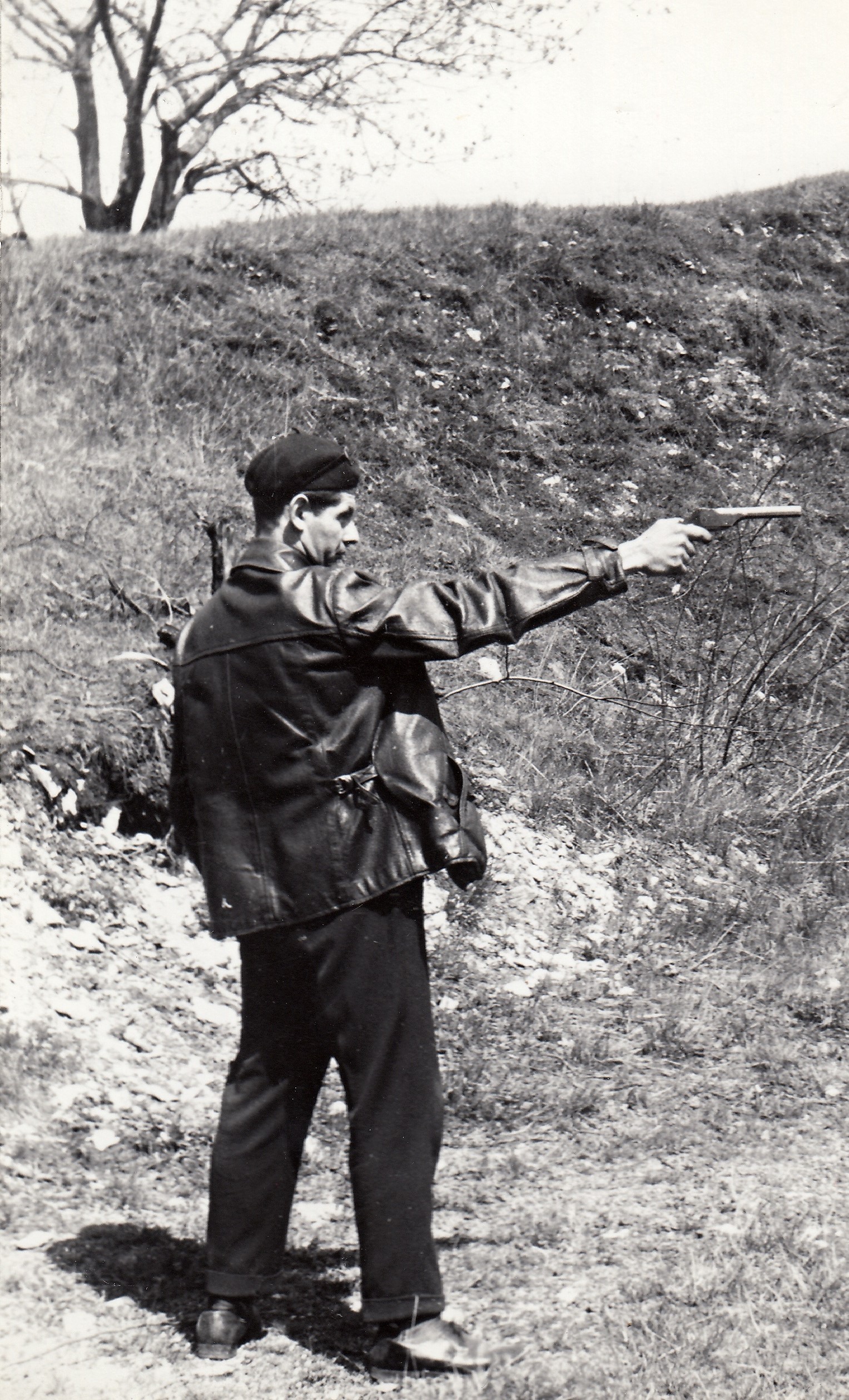 Pamětník při střelbách jako člen Svazu pro spolupráci s armádou (Svazarm), Varnsdorf, 1950