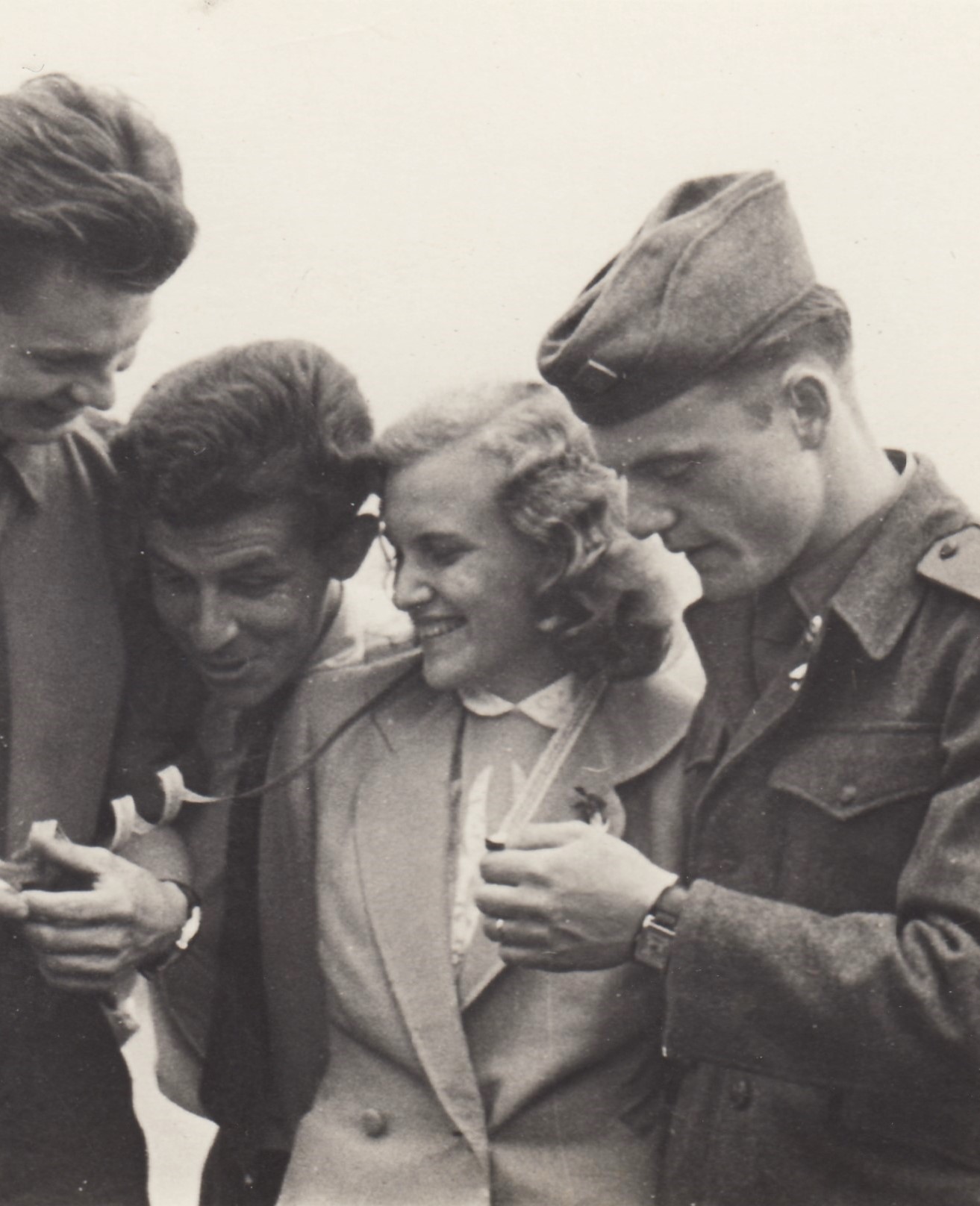 Naděje Dlouhá v roce 1954 na svatebním fotu s manželem (zcela vpravo) a s přáteli