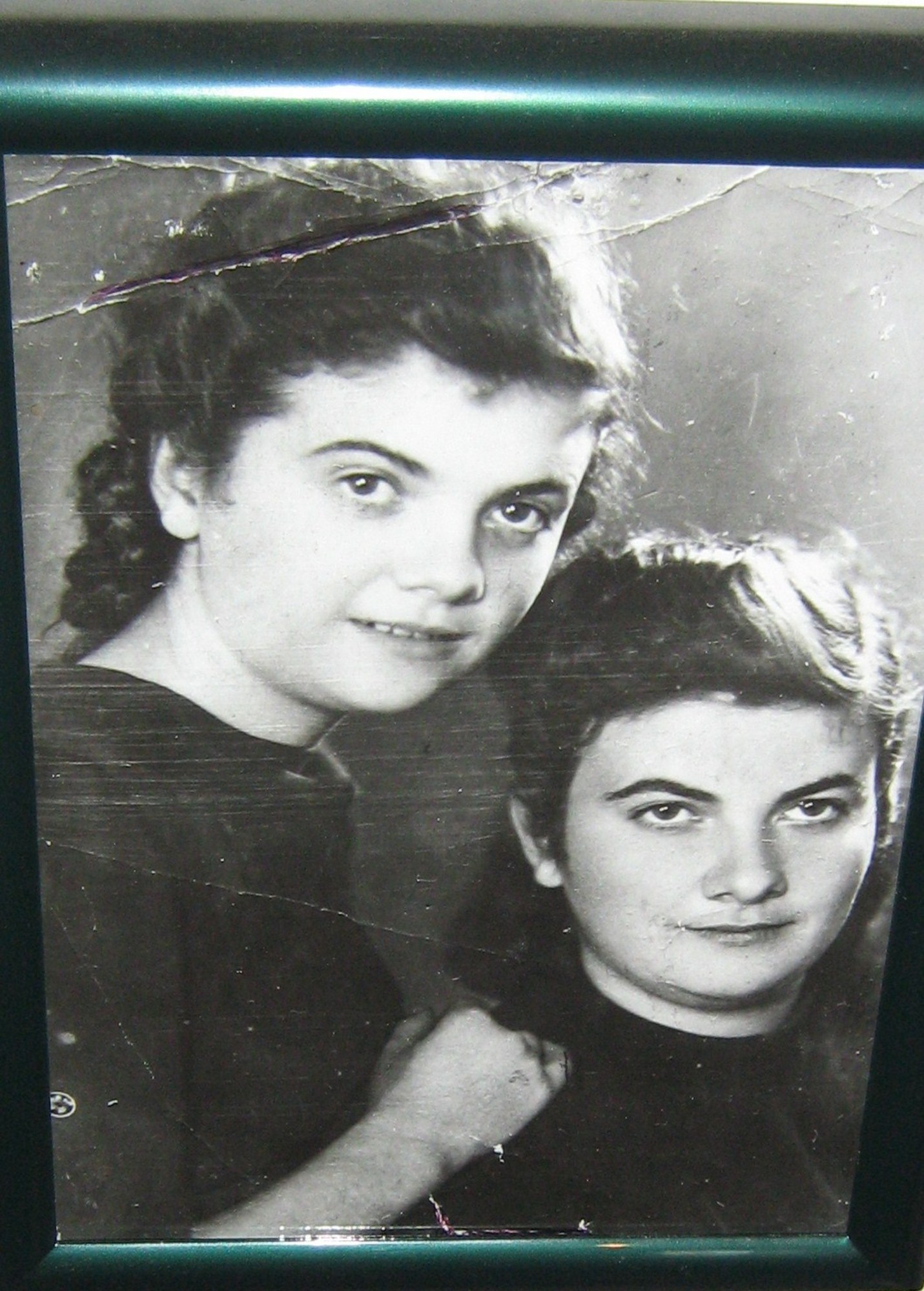 Helena Esterkesová se sestrou Pavlou_1939 Ledochovka