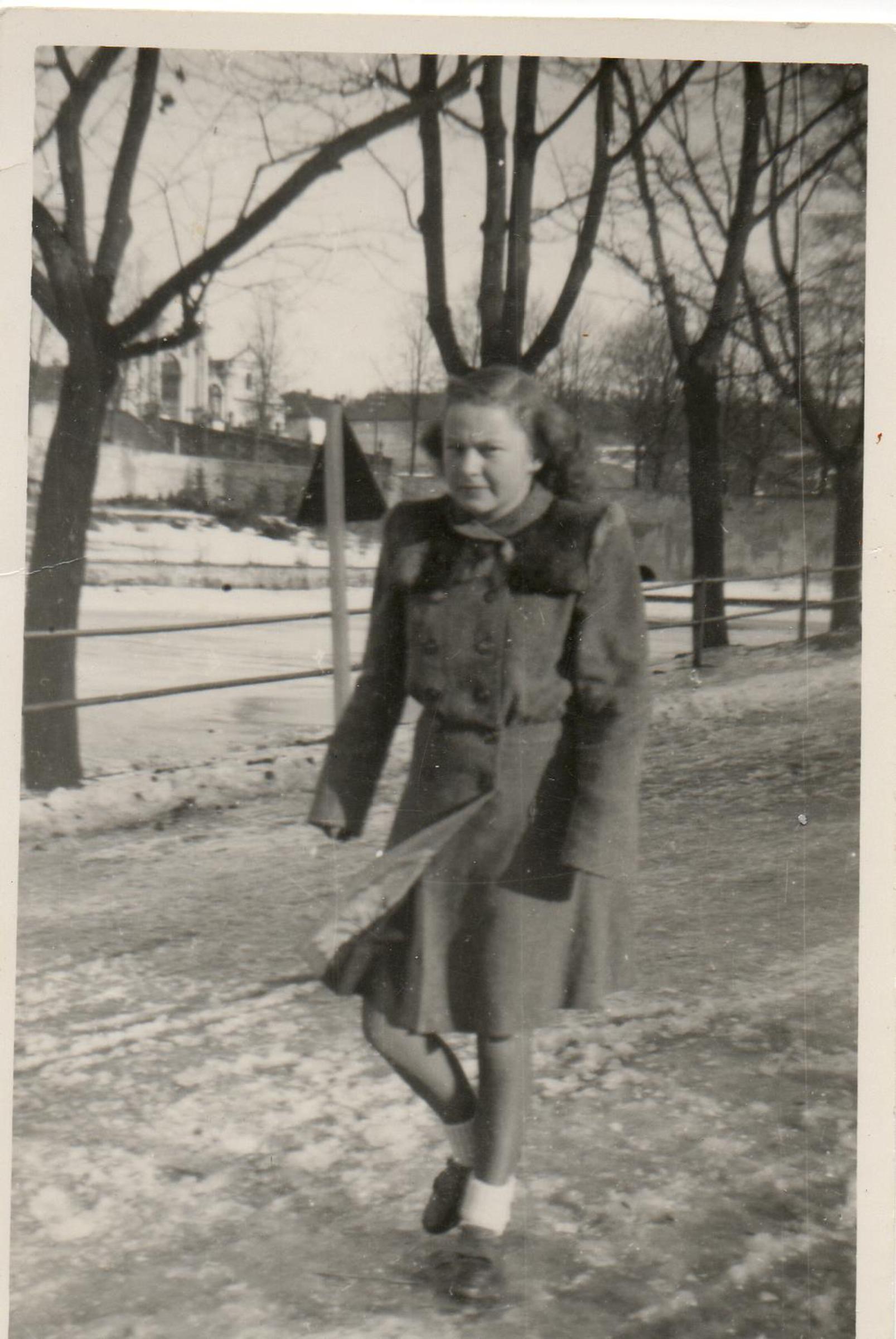 Marta Kadlecová as a young girl, 1944