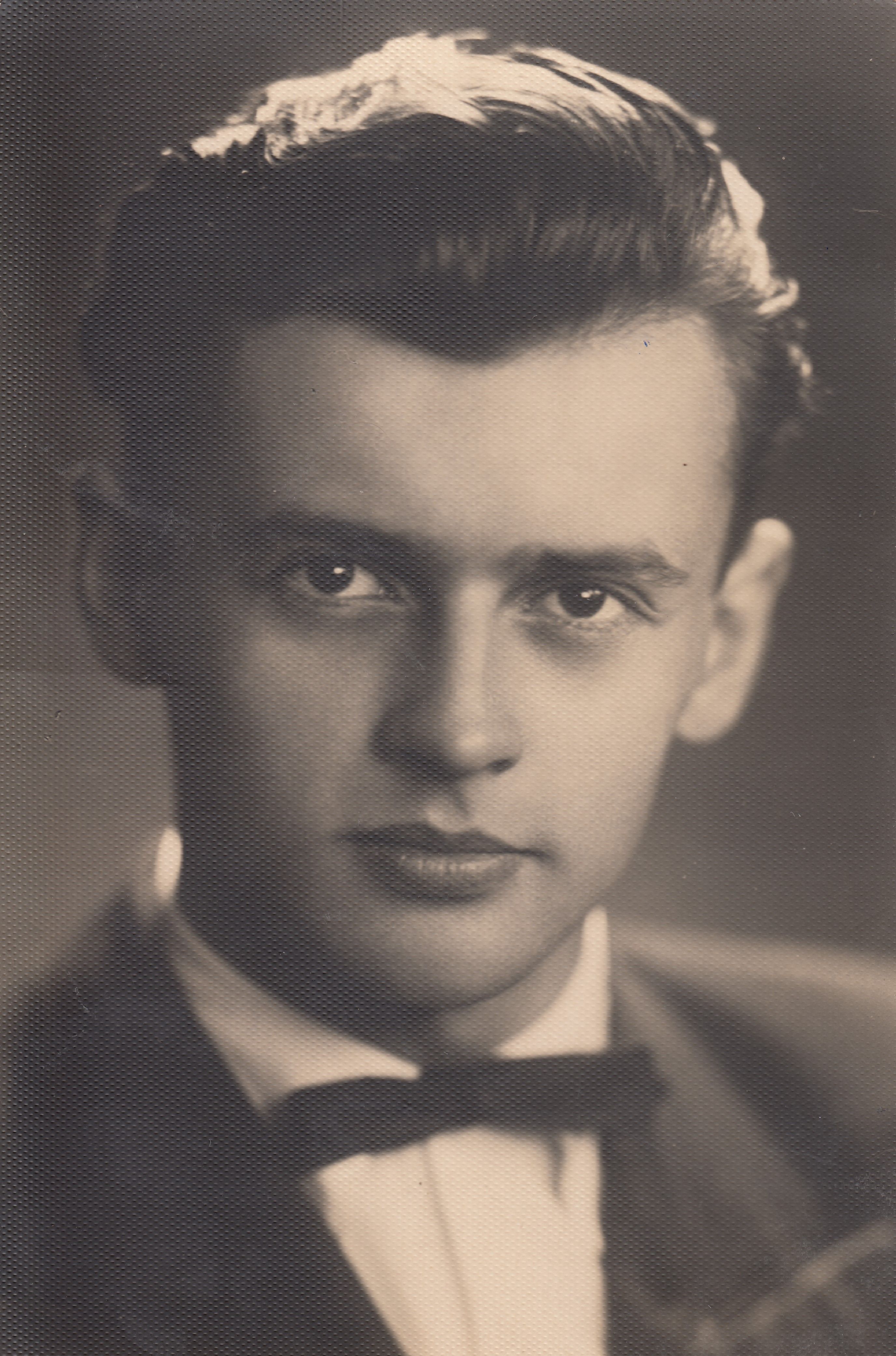 Maturitní fotografie Jaroslava Běla z roku 1947