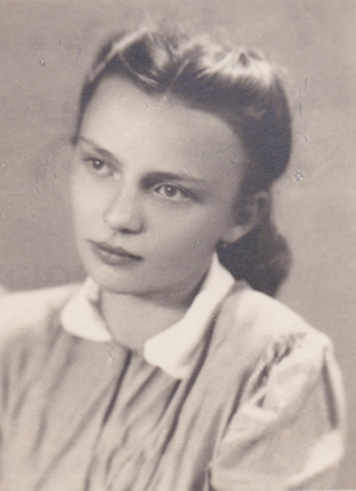 Věra Rolečková, dcera mlynáře Josefa Blažka, v době, kdy jí bylo čtrnáct let (1951)