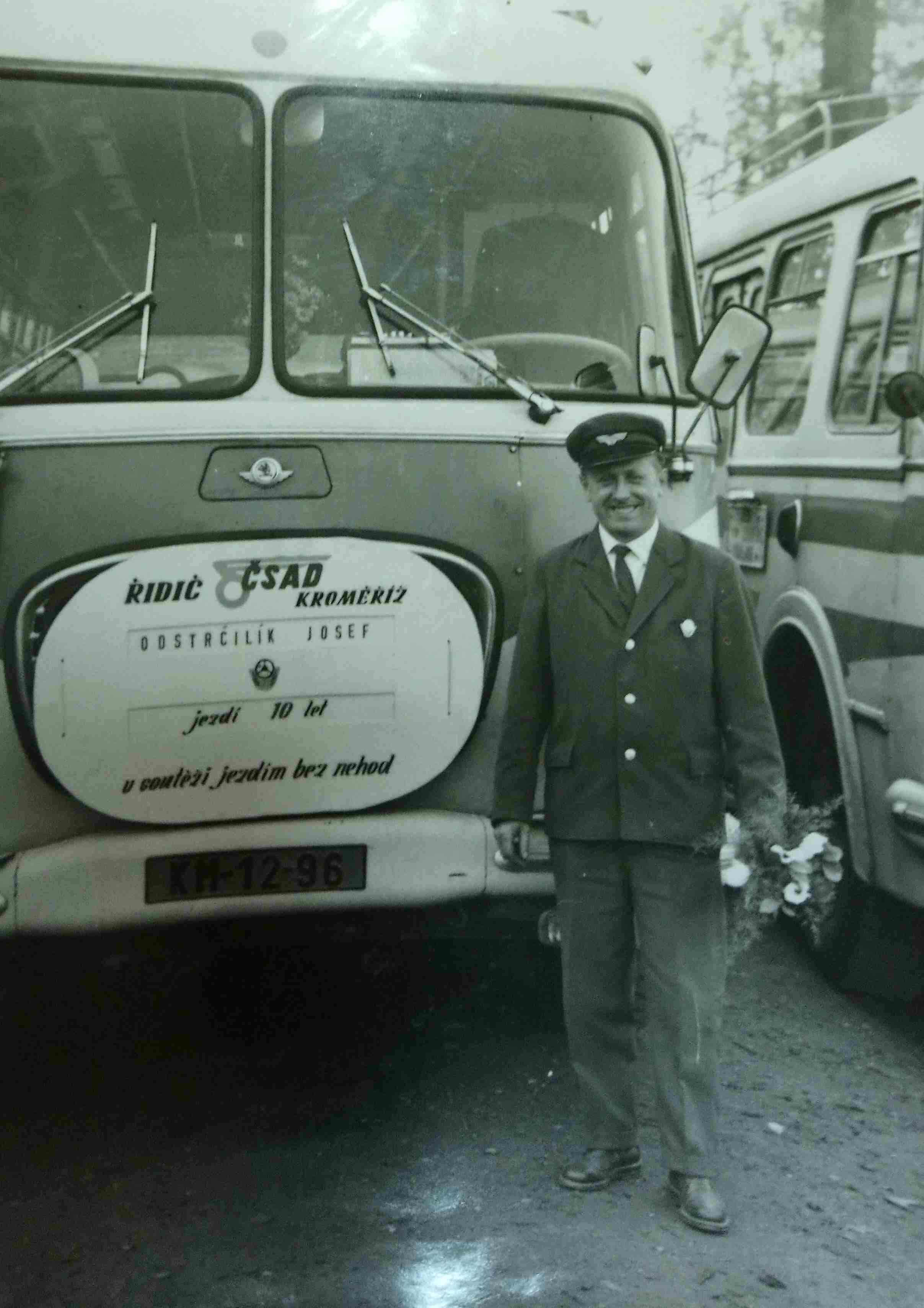 Pamětník se svým autobusem, vyznamenán za kilomentry bez nehod