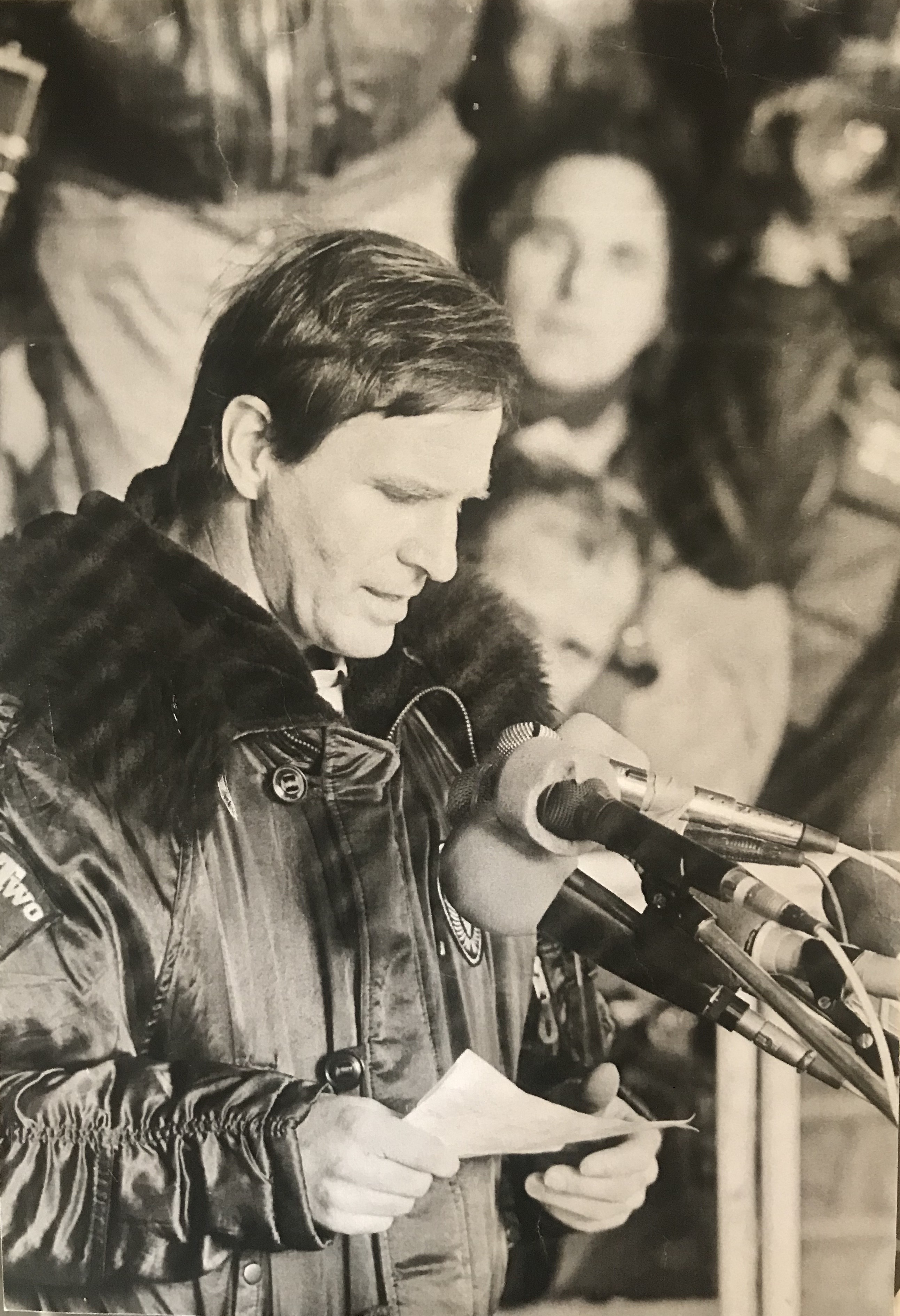 Petr Miller hovoří jako zástupce dělníků, 1989