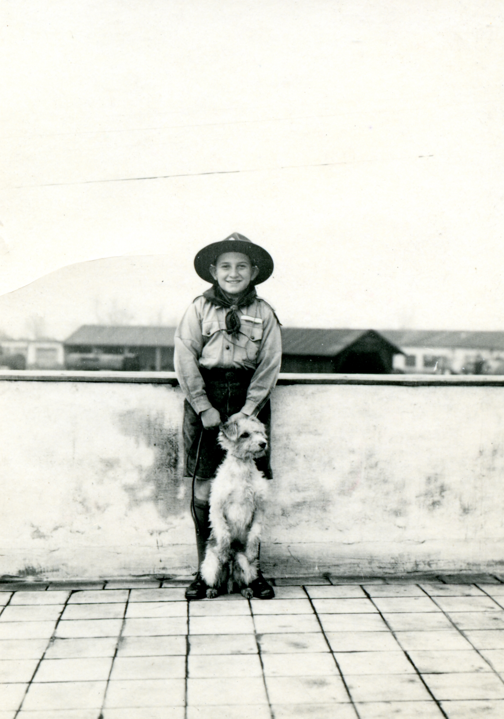 Vladimír Munk ve skautském kroji se svým psem Cigim před válkou