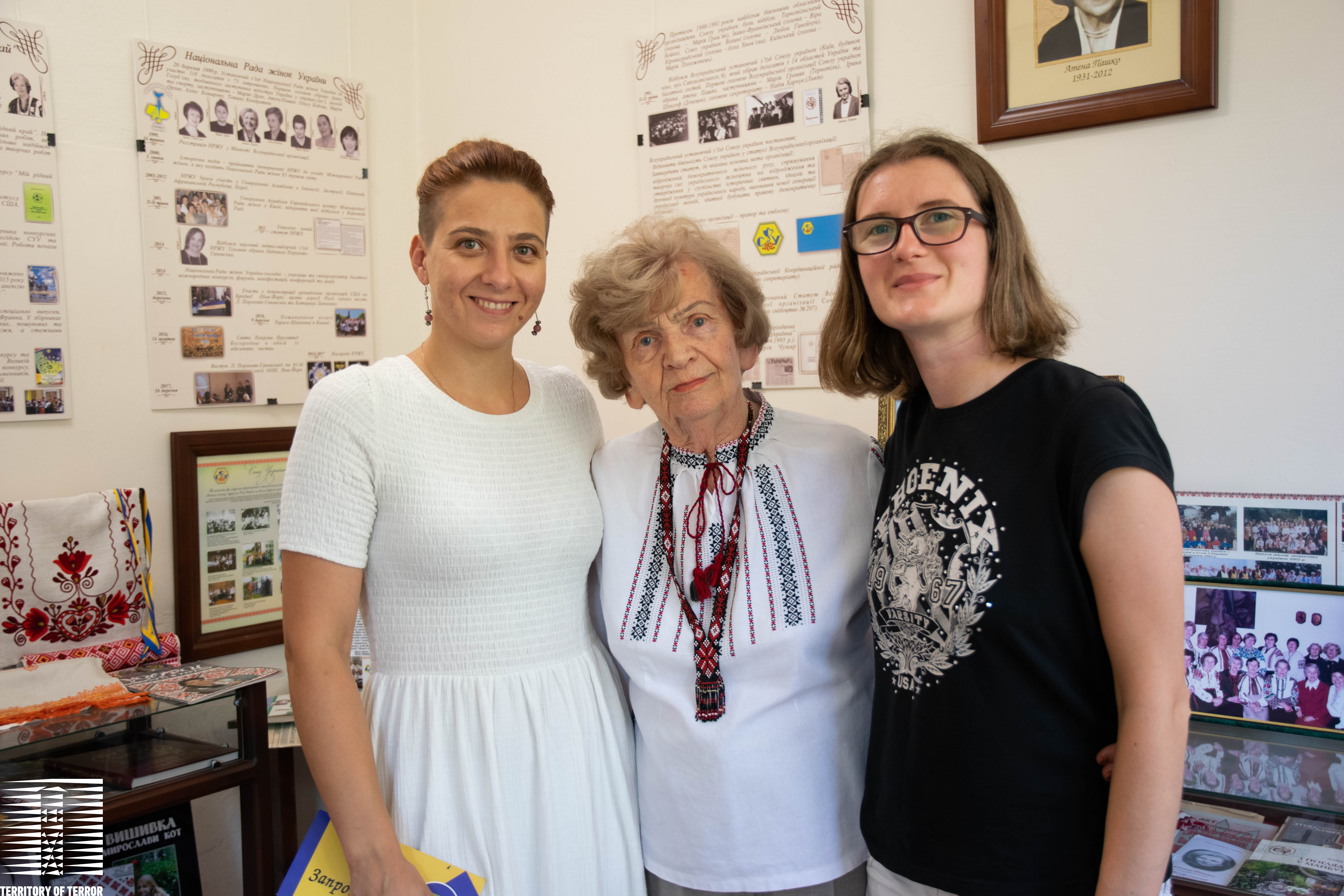 Rostyslava Fedak (uprostřed), Khrystyna Rutar (nalevo), Hanna Zaremba-Kosovych (napravo) v Muzeu dějin ukrajinského ženského hnutí (2020, Lvov)