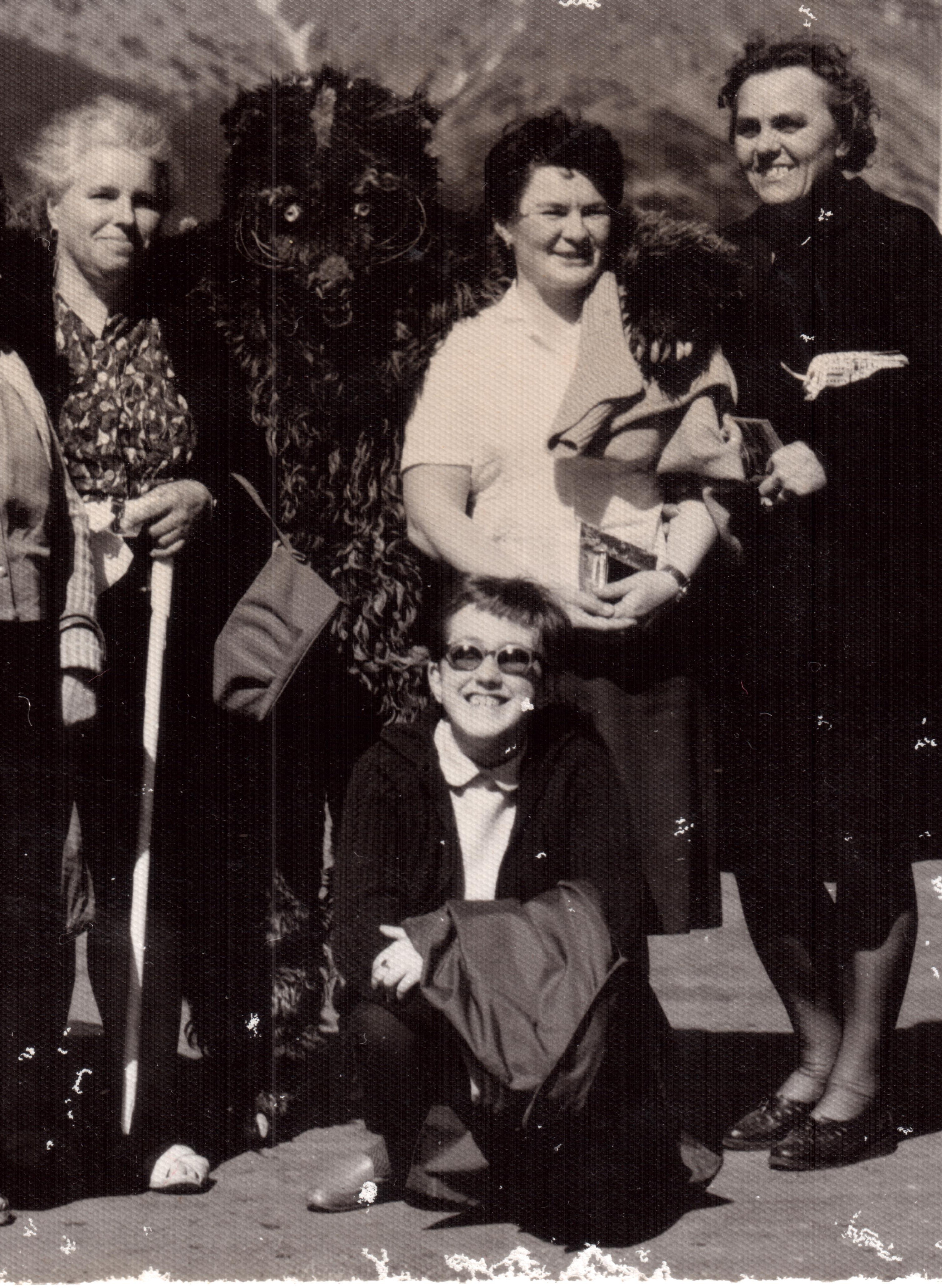 Marie Fritschová (v podřepu dole uprostřed) na rodinném fotu, pravděpodobně 60. léta 20. stol.