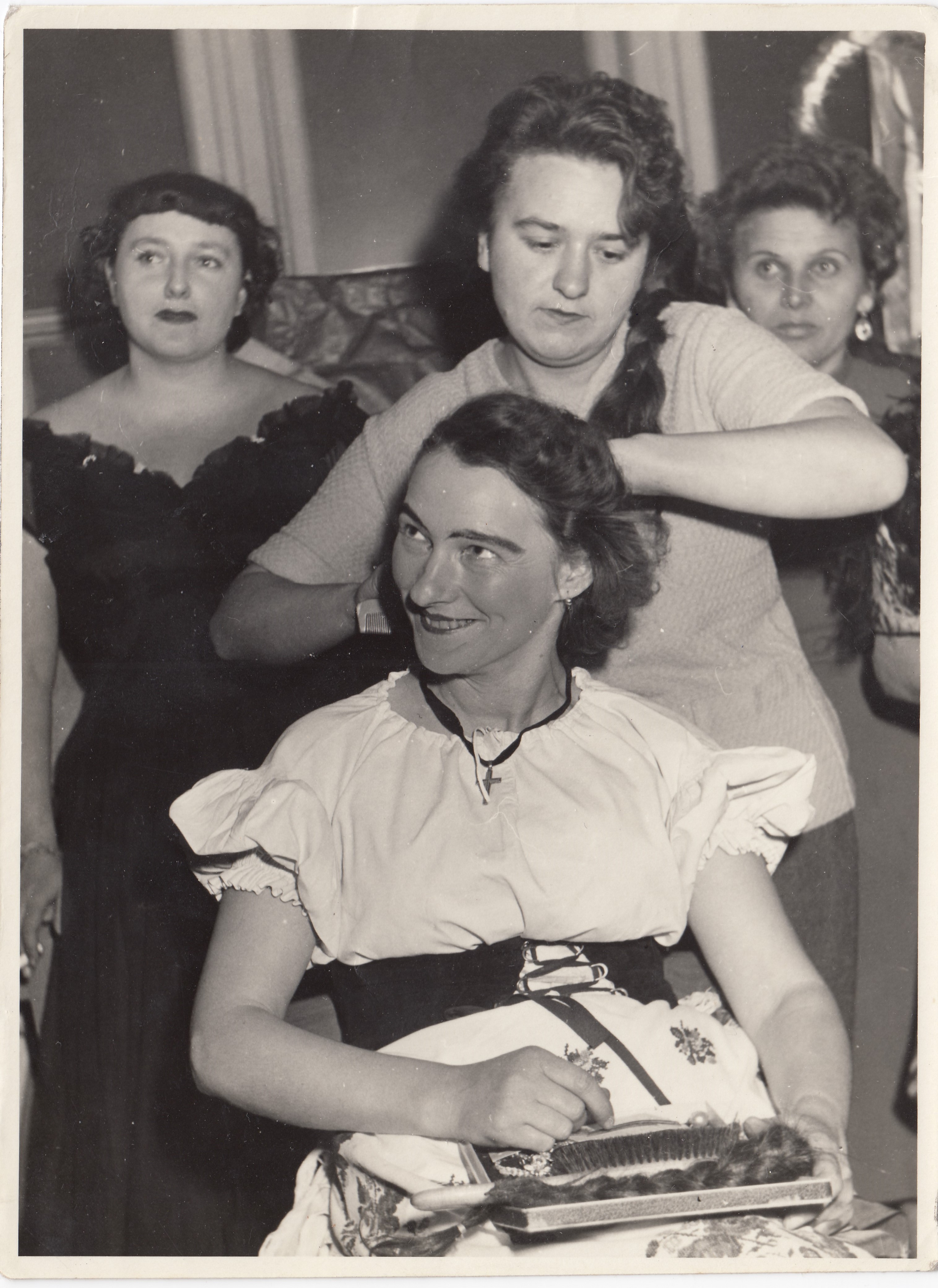Eva Hoskovcová, ochotnický spolek Na nádraží, divadelní hra Paní móda vládne věky, cca 1954-55
