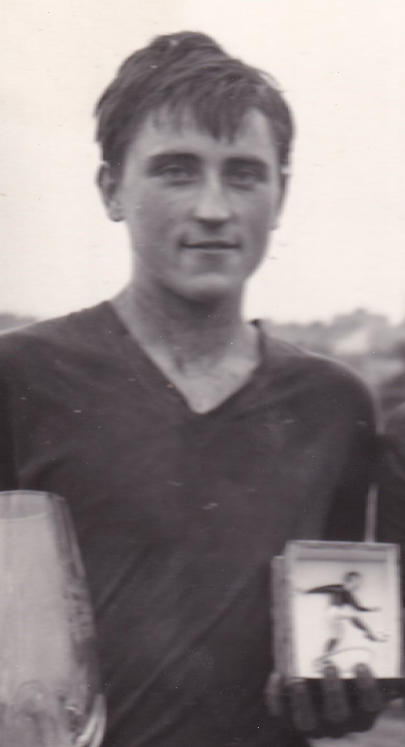 Antonín Panenka jako dorostenec s trofejí pro nejlepšího střelce fotbalového turnaje, 1964