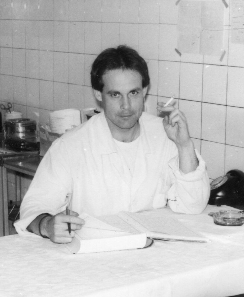František Peringer na ošetřovně u vojenského útvaru v Klatovech, sloužil tam jako zdravotník, 1981