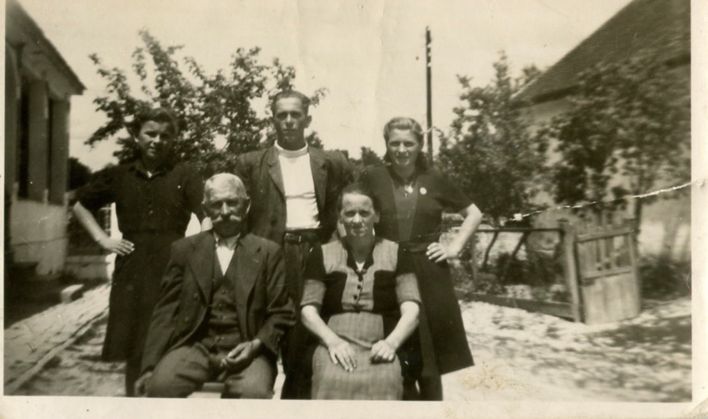 Prvý rok rodiny Pammerovcov v novom dome v Maďarsku. Mária napravo hore. 1947, Nagynyárád