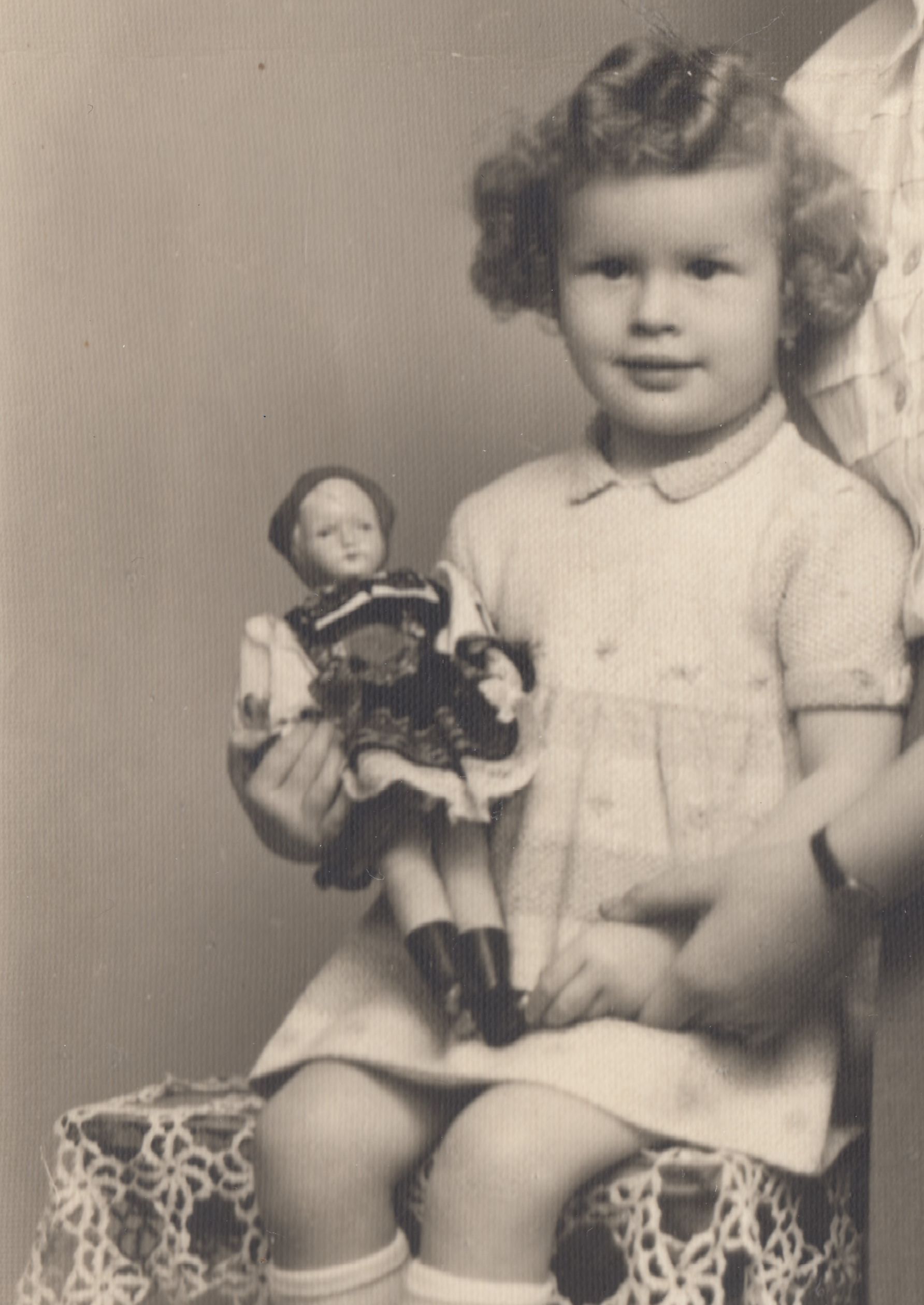 Ivana Kettnerová jako malé děvče, 1945
