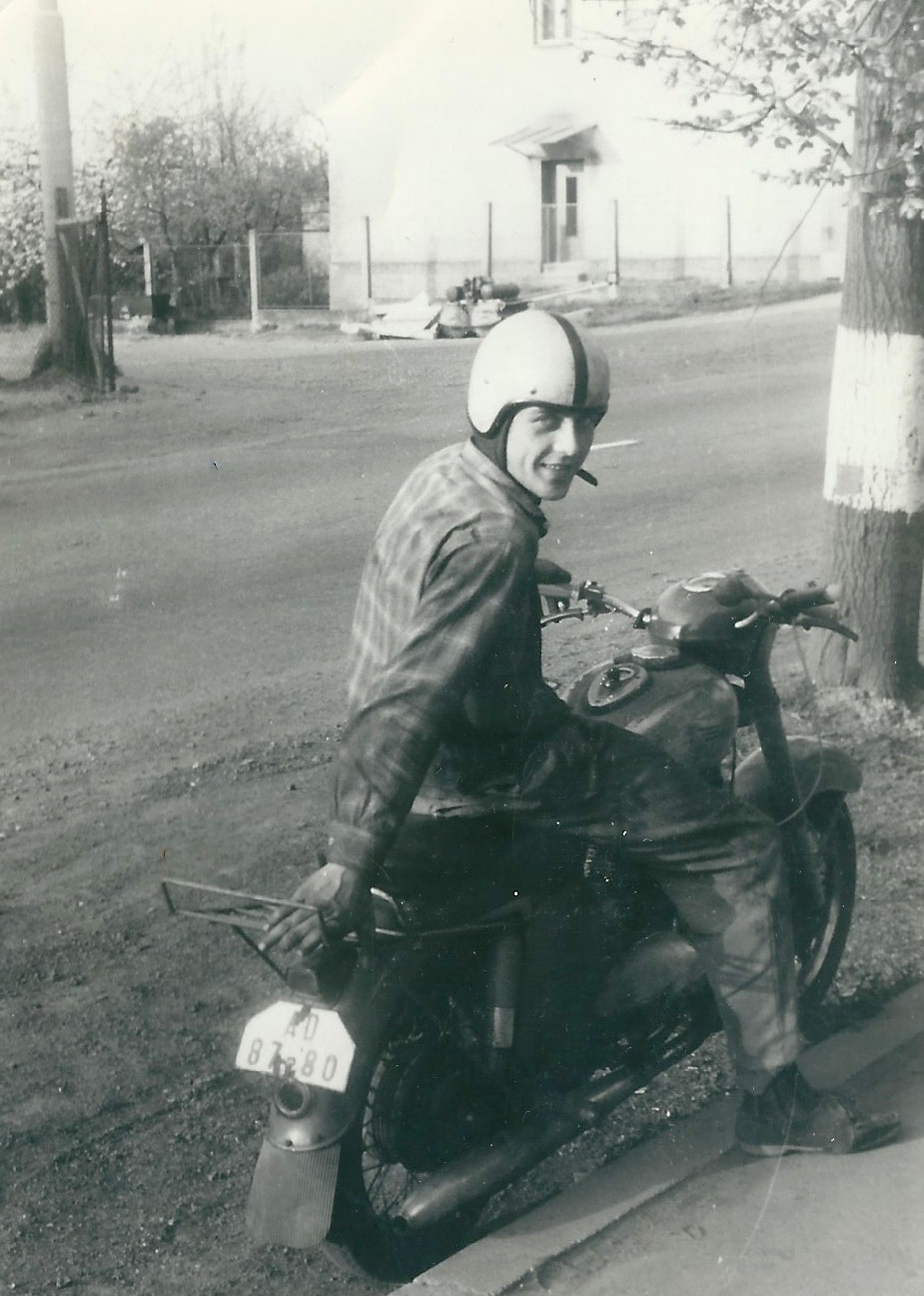 Miloslav Rálek na své oblíbené motorce v roce 1968