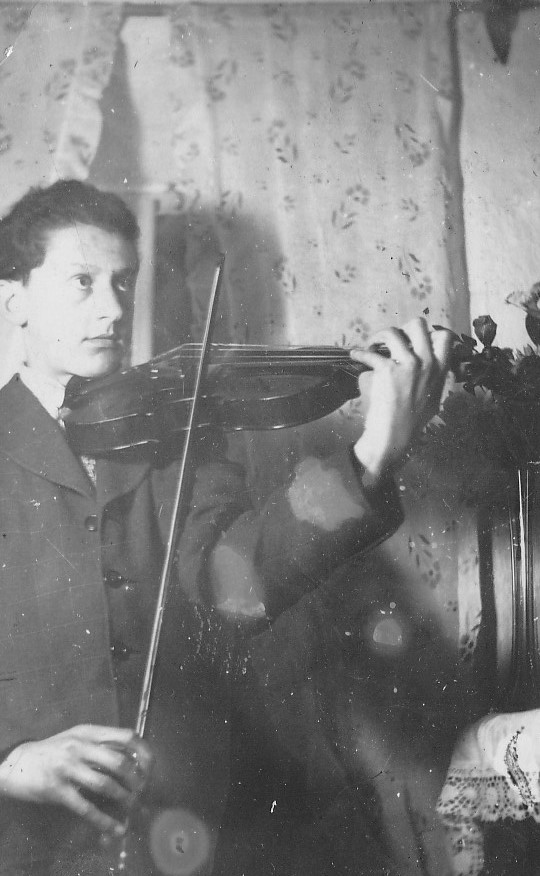Rudolf Mejsnar při hře na housle (40. léta)