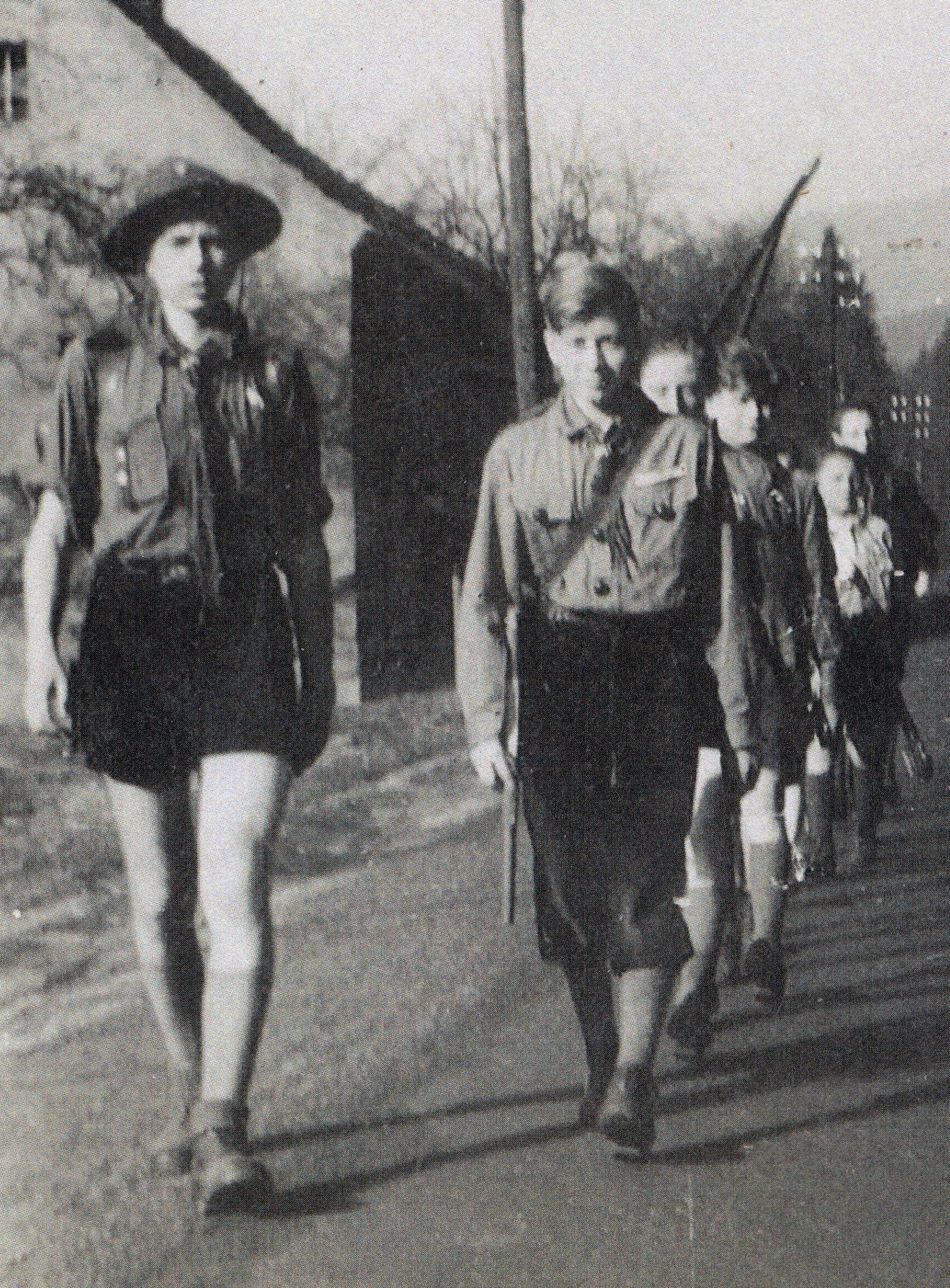 Stanislav Špinler (druhý zleva v čele) při návratu 3. chlapeckého oddílu z výletu z Hřenska, 1946