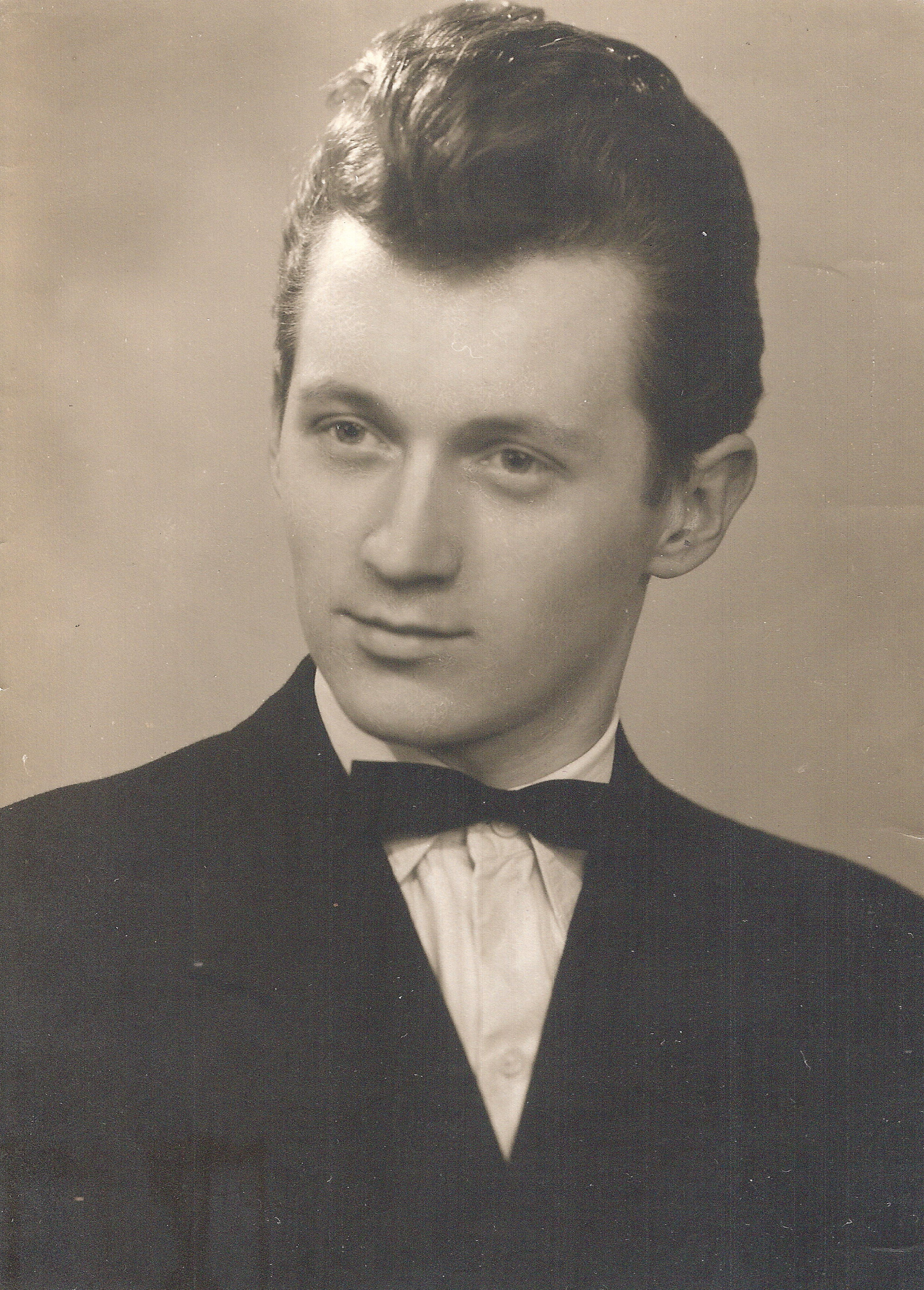 Martin Hrbáč, maturitní foto. Gymnázium Strážnice, 1957