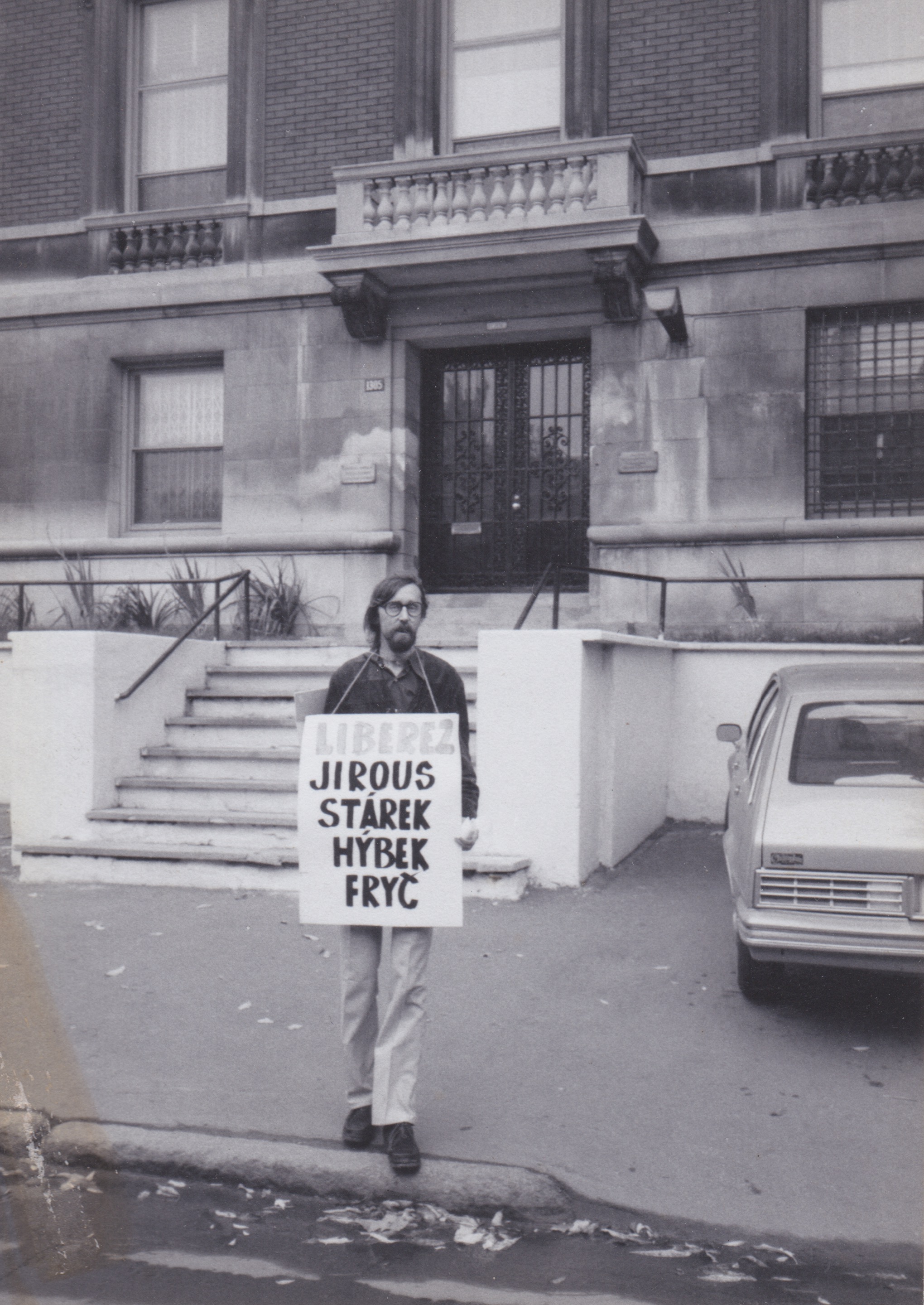 Olaf Hanel před čs. velvyslanectvím v Kanadě s protestním transparentem za propuštění disidentů na svobodu, r. 1989