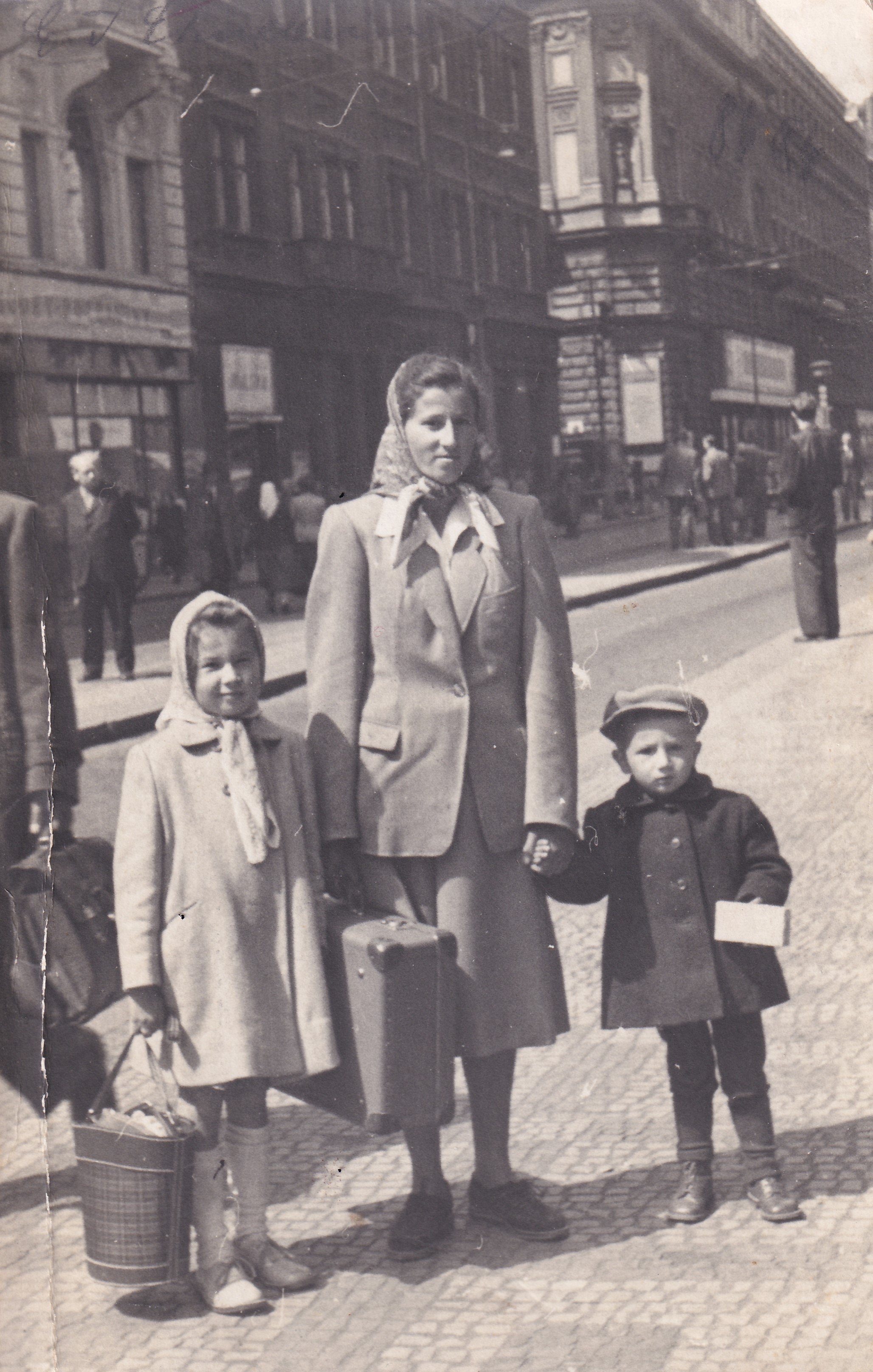 Miroslava Galásková s maminkou a bratrem v Praze na cestě do Staré Vsi nad Ondřejnicí (cca rok 1954)