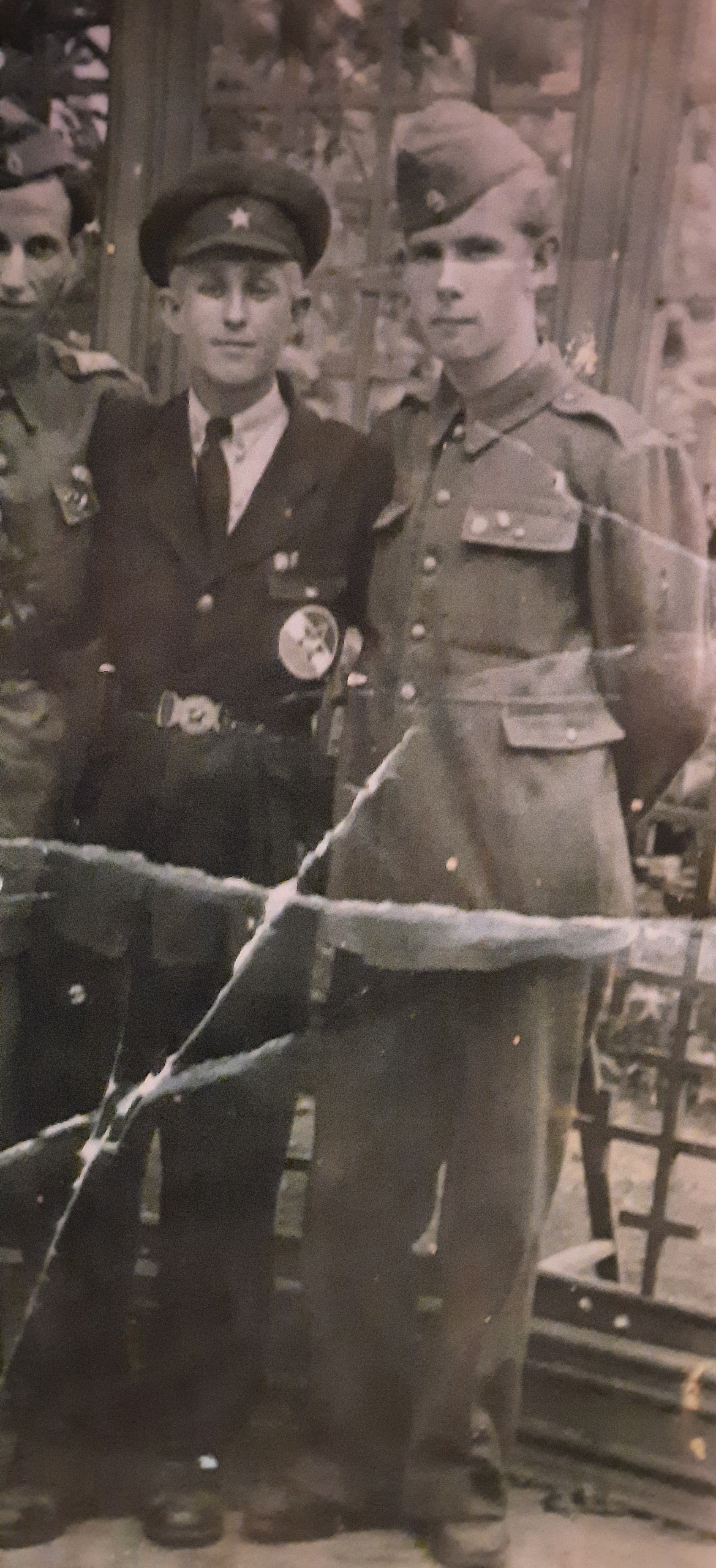 Georgios Chamonikolas v Řecku s dalším partyzánem během občanské války v Řecku  (na fotografii vpravo)