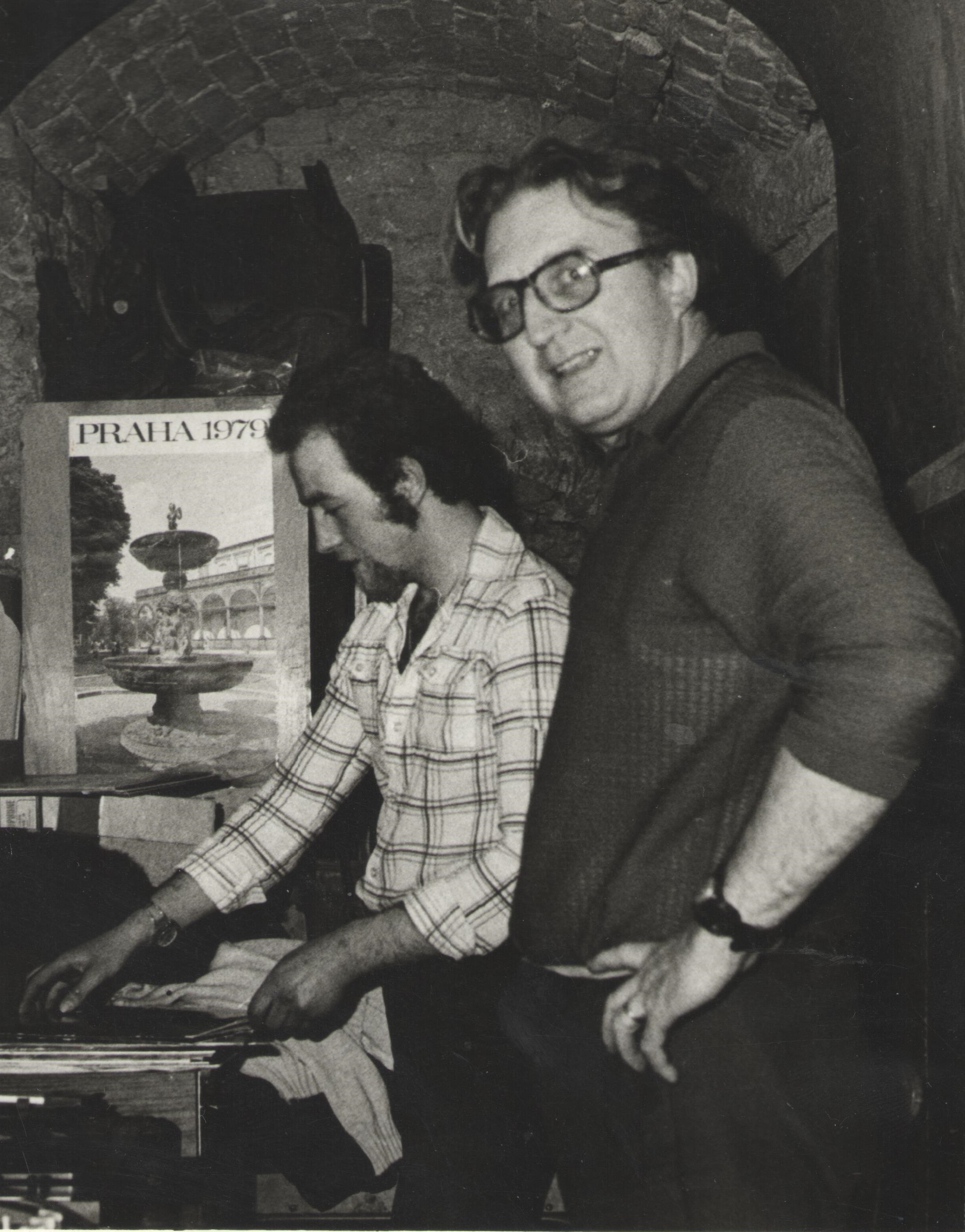 Zdeněk Friml (vpředu) s diskžokejem Hodrem v Hifi klubu Jaroměř, 1983