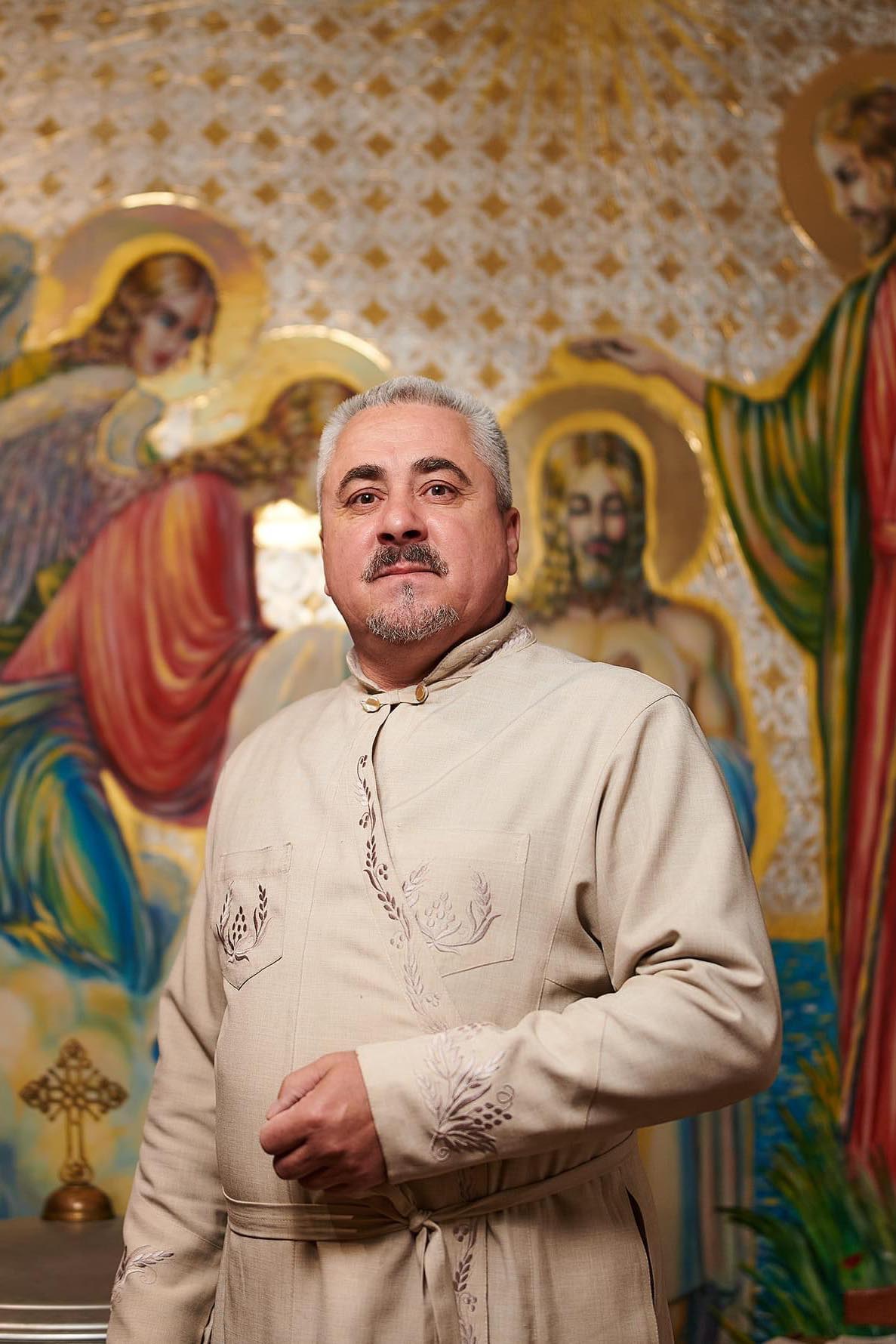 Otec Vasyl Vyrozub v kostele Nejsvětější Trojice (květen 2022)