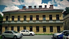 Domeček uvnitř areálu bývalé vojenské věznice v Kapucínské ulici na Hradčanech. Zdroj: Paměť národa