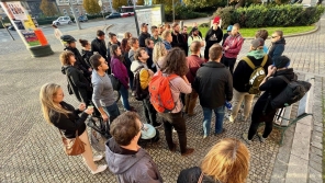 Dokumentarista a pedagog Vít Oliberius vyprávějící návštěvníkům procházky o událostech odboje v ulicích Plzně