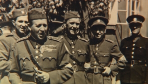 Velitelé z Karlova, plukovník Vejmelka druhý zleva