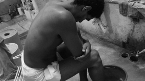 Luis Manuel má nohy v kýblu s vodou, aby se úplně nedehydroval. Foto: Katherine Bisket, jedna z hladovějích