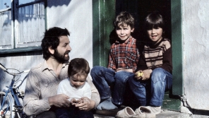Na Dolech u babičky, zleva Milan a synové Vojta, Matěj, Ondřej, 1987. Zdroj: archiv pamětníka