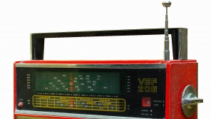 Legendární sovětský přijímač VEF 206 – velký tranzistorák na baterky se šesti rozsahy krátkých vln, na kterém se vždy podařilo najít nerušený kmitočet. Creative Commons Attribution-Share Alike 3.0