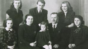 Rodinné foto Lukášových (zleva nahoře: Věra, Jan, Marie, rodiče, zleva dole: Lydie, Olinka, Eva),