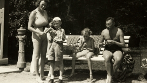 Rodina Winternitzova před válkou: zleva Jenny, Petr, Suzanna a Josef v lázních. Foto: archív rodiny