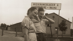 Sylva Šimsová (Švestka) a Karel Janovický (Joviš) v uprchlickém táboře Valka den před svatbou. Zdroj: Paměť národa