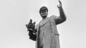Pomník maršála Koněva při odhalení 9. května 1980 na náměstí Interbrigády v Praze 6.
