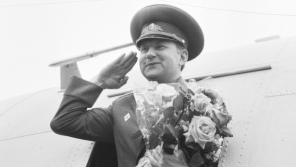 Poslední voják Sovětské armády na československém území, velitel Střední skupiny sovětských vojsk, umístěné „dočasně“ v Československu od roku 1968 generálplukovník Eduard Vorobjov se 27. června 1991 rozloučil na kbelském letišti v Praze. Foto: ČTK/Tomáš Novák
