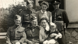 Zleva Charles Miller, Albert Stockwell, Charles Wilkin, Eva a Vladimír s děvčátkem na klíně, Pardubice, květen 1945.