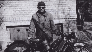 Kamil Lhoták roku 1958 s historickým motocyklem