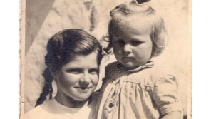 Dagmar Stachová s dívkou, která se o ni v hájovně starala, snímek z doby před zatčením rodičů. Zdroj: archiv pamětnice
