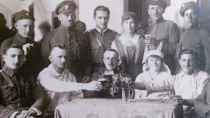 Emil Čejka (pavděpodobně uprostřed) v československých legiích v Rusku. Zdroj: archiv Libuše Lacinové