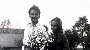  Eliška Dusilová s otcem Josefem Bartoňem při žních u příbuzných, před začátkem války. Zdroj: archiv pamětnice